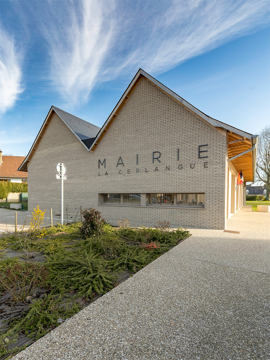 Vue de la façade principale - Mairie, locaux municipaux