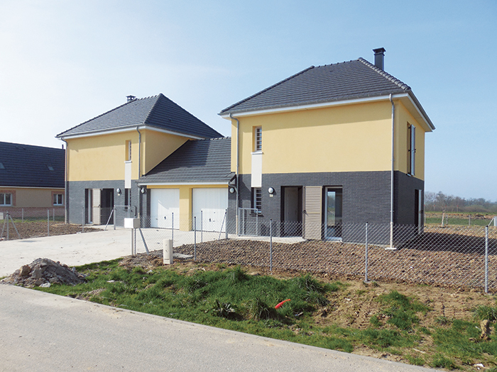 Vue de deux logements T4 depuis la rue intérieure - Projet Éole, 16 maisons individuelles & lots libres