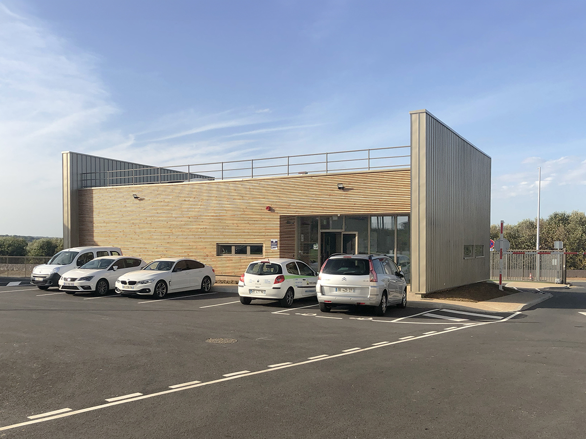 Photographie des bureaux du centre de recyclage - Centre de recyclage, recyclerie, bureaux et aire de stockage