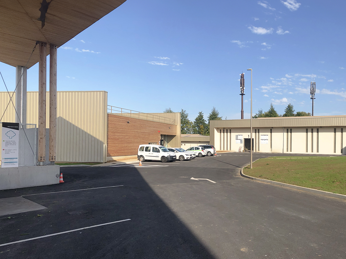 Vue depuis l'entrée principale - Centre de recyclage, recyclerie, bureaux et aire de stockage