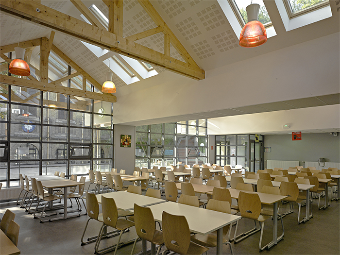 Vue intérieure du restaurant scolaire - Restaurant scolaire du collège des Ormeaux