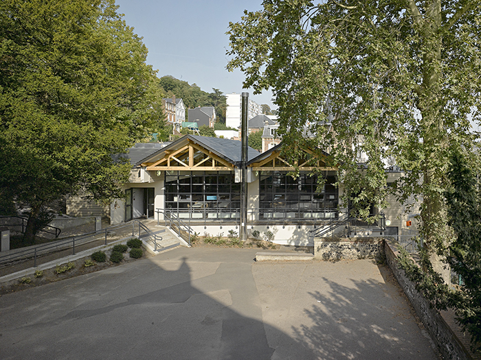 Vue générale du restaurant et de la cour - Restaurant scolaire du collège des Ormeaux