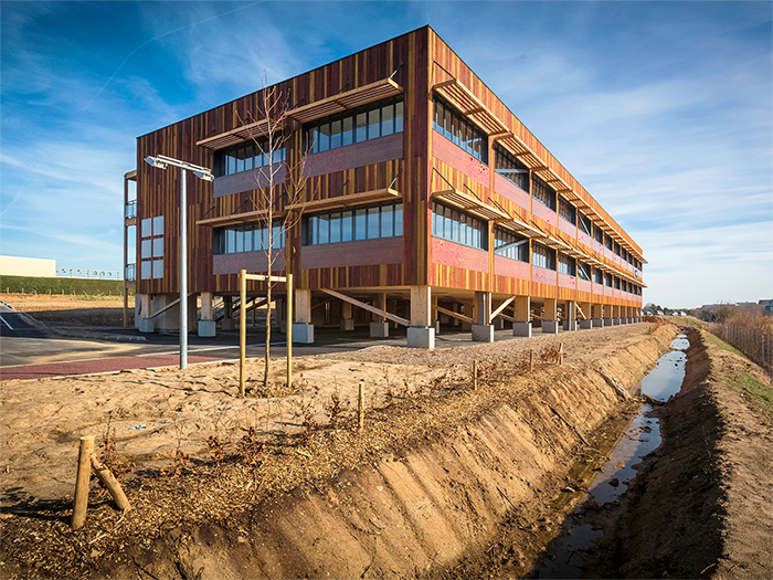 Vue du bâtiment biosourcé depuis la noues - Bureaux Joliot-Curie, biosourcés & modulaires