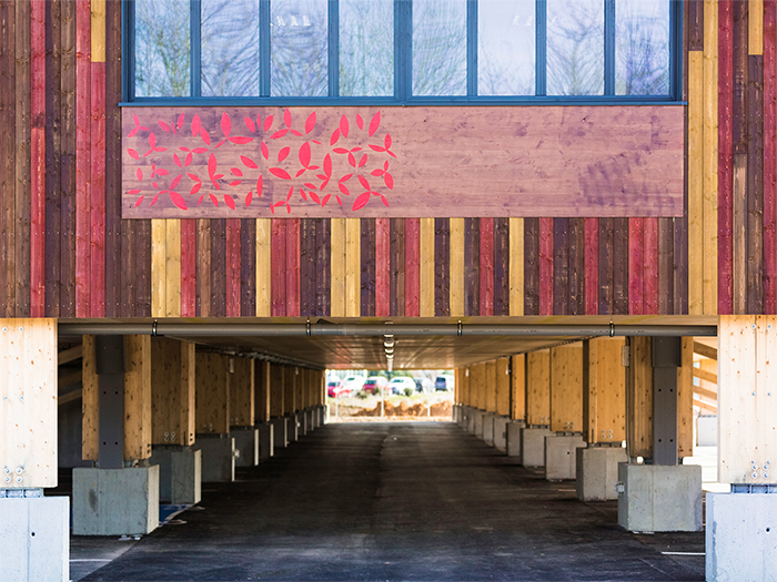 Détail sur le parking et sur les bois huilés - Bureaux Joliot-Curie, biosourcés & modulaires