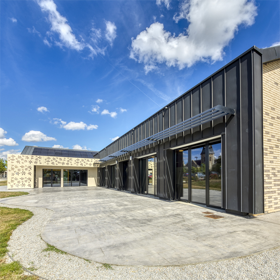 Vue sur l'esplanade - Maison des associations, Bâtiment à énergie positive