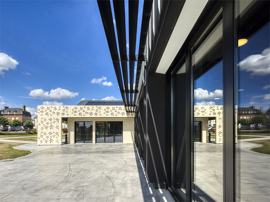 Détail des brises-soleil - Maison des associations, Bâtiment à énergie positive