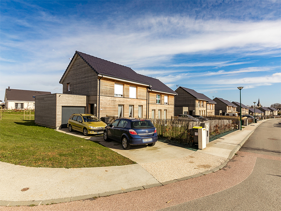 Vue des logements depuis l'entrée du site - 18 logements individuels & collectifs