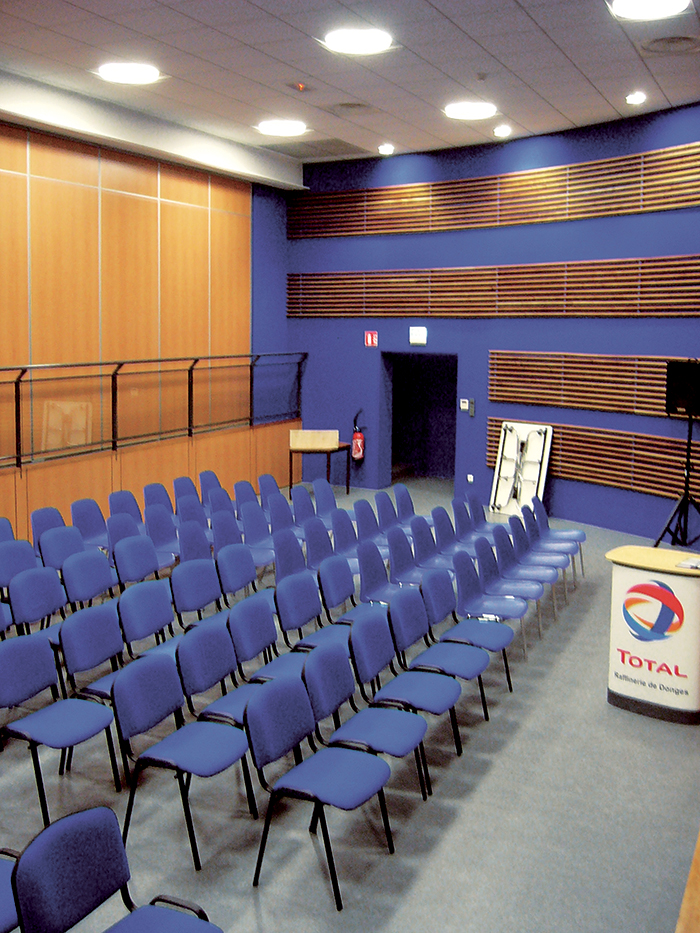 Vue intérieur - Salle de conférence - Raffinerie Total : bureaux, ateliers, laboratoires, magasins, amphithéâtre, restaurant...