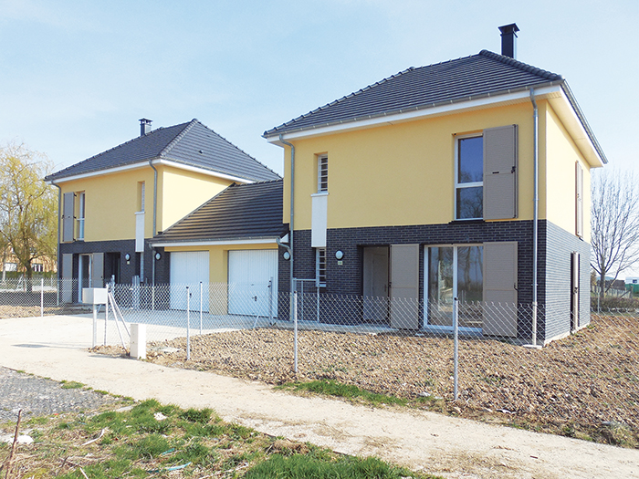 Vue de deux logements T4 depuis la rue intérieure - Projet Éole, 16 maisons individuelles & lots libres