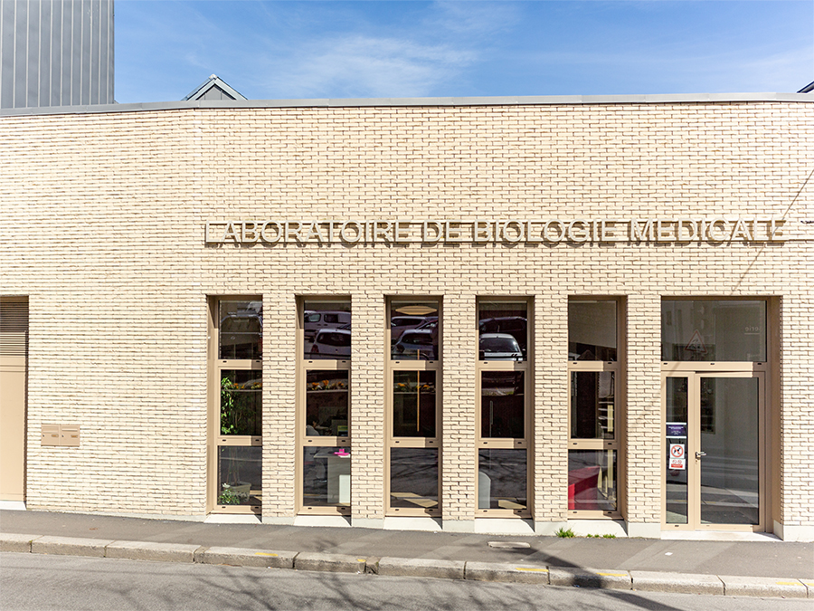 Vue du laboratoire depuis la rue - Construction d'un laboratoire d'analyse médicale